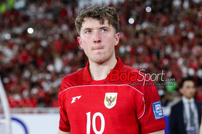 Penyerang Timnas Indonesia, Ole Romeny, saat memasuki lapangan jelang berlaga di Stadion Utama Gelora Bung Karno, Senayan, Jakarta, Selasa (25/3/2025).