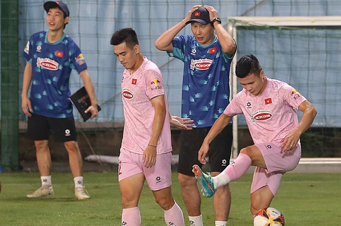 Kim Sang-sik (tengah) tengah mengawasi sejumlah pemain Vietnam dalam sesi latihan.