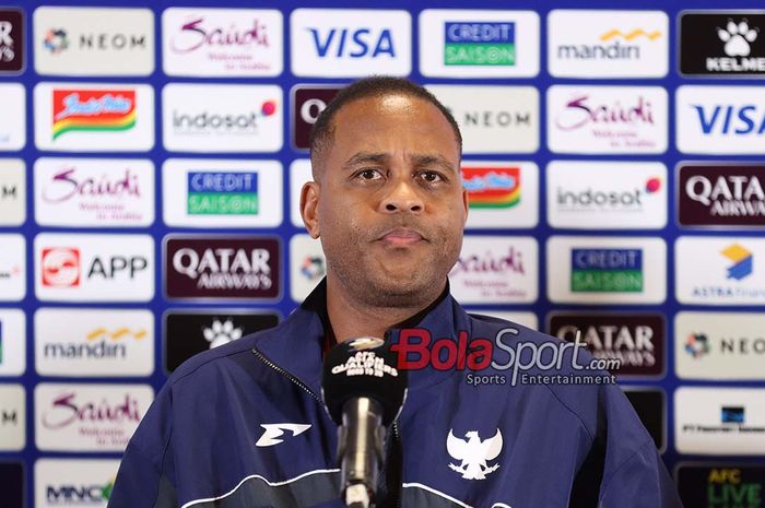Pelatih Timnas Indonesia, Patrick Kluivert, sedang memberikan keterangan kepada awak media di Media Center Stadion Gelora Bung Karno, Senayan, Jakarta, Senin (24/3/2025).