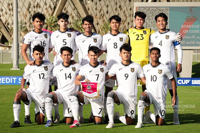 Para pemain Timnas U-17 Indonesia saat melawan Korea Utara pada perempat final Piala Asia U-17 2025 di King Abdullah Sports City Hall Stadium, Taif, Senin (14/4/2025).
