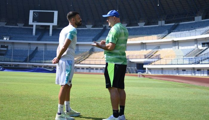 Pelatih Persib Bandung, Bojan Hodak bakal menentukan nasib Tyronne del Pino Ramos sebulan lagi,