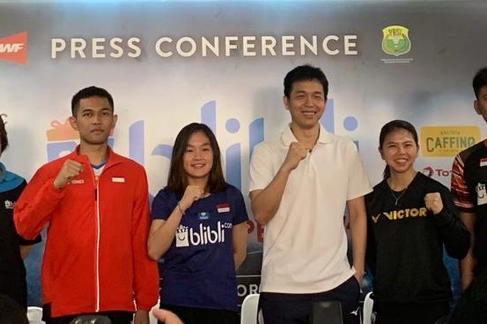 Perwakilan Indonesia,  pada turnamen Indonesia Open 2019, Fajar Alfian, Ruselli Hartawan, Hendra Setiawan, Greysia Polii, dan Praveen Jordan, berpose bersama seusai menghadiri konferensi pers di Istora Senayan, Jakarta, Senin (15/7/2019).