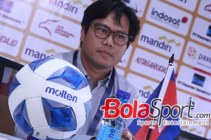 Pelatih Kamboja Phea Sopheaktra saat menghadiri Press Conference setelah pertandingan antara Kamboja U-19 Menghadapi Timor Leste U-19 Di Stadion Gelora Bung Tomo, Surabaya, Jawa Timur, Rabu (17/7/2024) malam. 