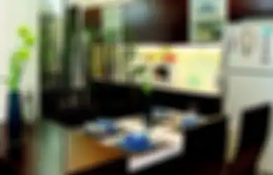 Desain Linier dan Minimalis Lemari Dapur Siasati Mungilnya Apartemen