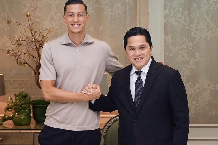 Momen pertemuan calon pemain naturalisasi Timnas Indonesia, Jay Idzezs (kiri), bersama Erick Thohir selaku Ketum PSSI.