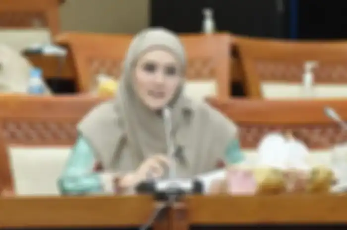 Tampilan Mulan Jameela saat rapat DPR