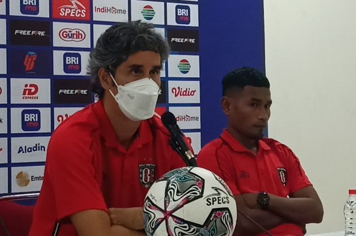 Pelatih Bali United, Stefano Cugurra (Teco) dalam sesi jumpa pers setelah laga melawan Persis Solo di Stadion Manahan, Surakarta, Kamis (15/9/2022).