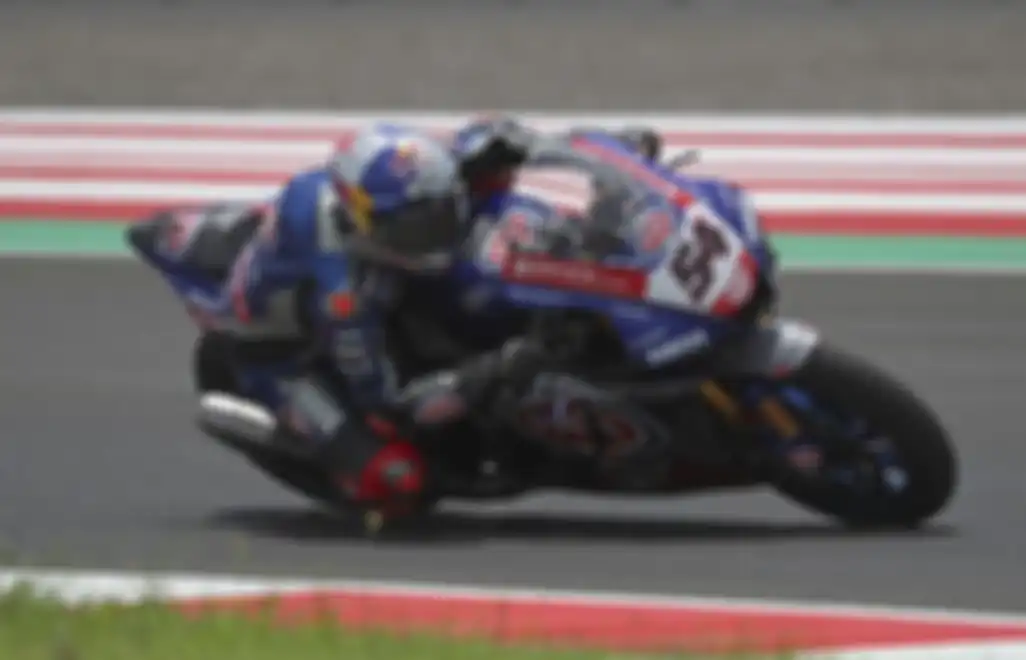 Toprak Razgatlioglu paling depan, sementara Jonathan Rea diikuti Scott Redding di Superpole WSBK Indonesia 2021