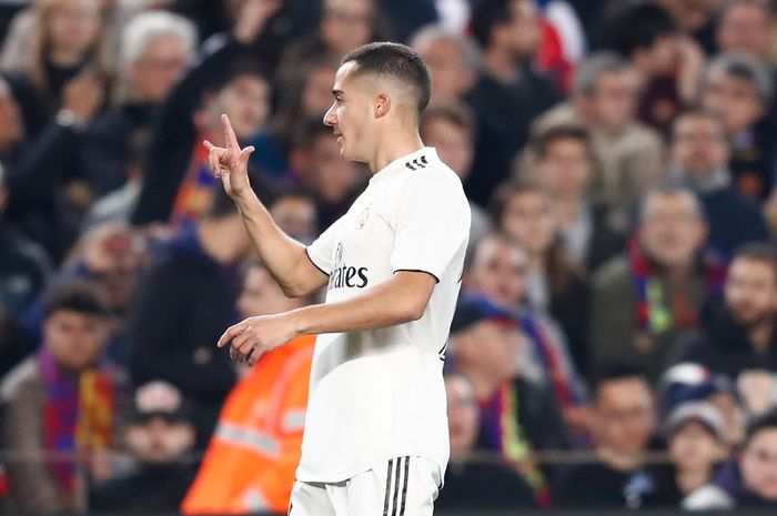 Penyerang Real Madrid, Lucas Vazquez, merayakan gol yang dicetak ke gawang Barcelona dalam laga leg pertama semifinal Copa del Rey di Stadion Camp Nou, Rabu (6/2/2019).