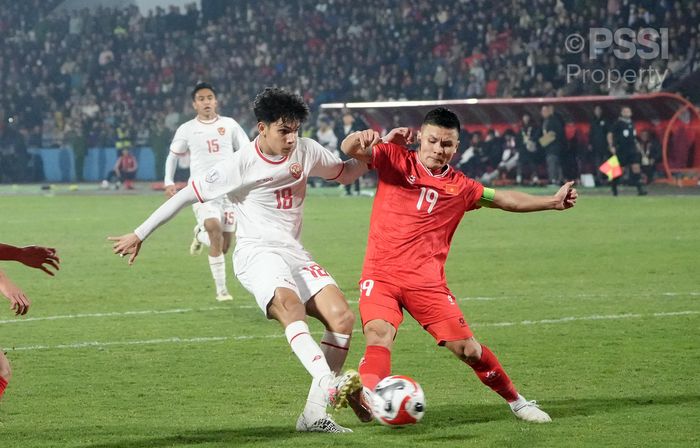 Victor Dethan (kiri) dalam laga Timnas Indonesia Vs Vietnam dalam laga ketiga Grup B ASEAN Cup 2024 di Viet Tri, Phu Tho, Minggu (15/12/2024).