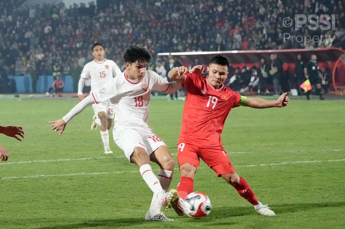 Victor Dethan (kiri) dalam laga Timnas Indonesia Vs Vietnam dalam laga ketiga Grup B ASEAN Cup 2024 di Viet Tri, Phu Tho, Minggu (15/12/2024).