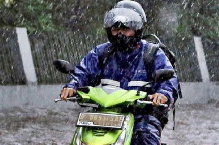 Ilustrasi bermotor saat hujan ternyata memiliki resiko fatal.