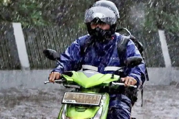 Ada Resiko Fatal Bermotor saat Hujan, Bikers Wajib Perhatikan Hal Berikut