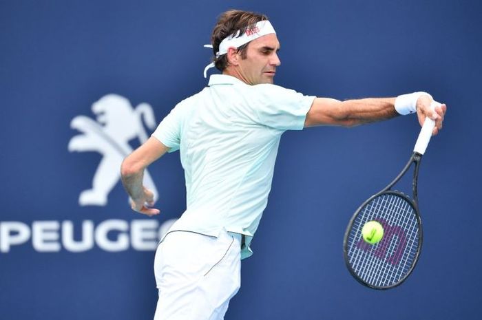 Roger Federer saat melawan Filip Krajinovic pada babak ketiga Miami Open 2019 (25/3/2019)