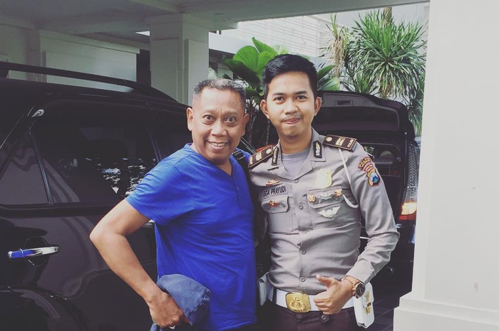 Foto keluarga Tukul Arwana sebelum istrinya meninggal bikin terharu. Ini alasan Tukul Arwana angkat Ega Prayudi jadi anak sulungnya. 