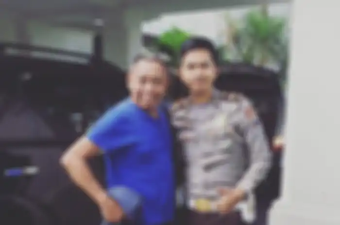 Foto keluarga Tukul Arwana sebelum istrinya meninggal bikin terharu. Ini alasan Tukul Arwana angkat Ega Prayudi jadi anak sulungnya. 