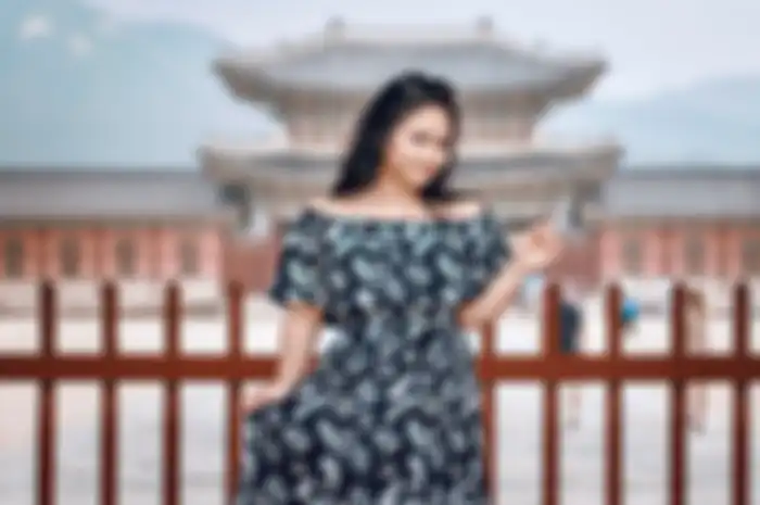 Gita Gutawa memakai off shoulder dress bermotif dedaunan