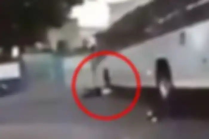Seorang pengendara motor terlindas bus