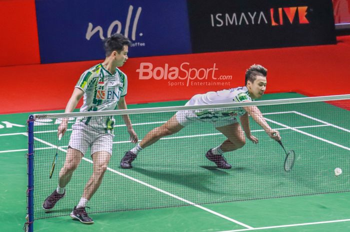 Pasangan ganda putra Indonesia, Marcus Fernaldi Gideon dan Kevin Sanjaya Sukamuljo, sedang beraksi di Istora Senayan, Jakarta, 9 Juni 2022.