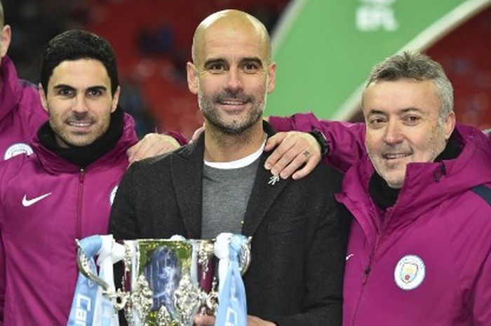 Manajer Manchester City, Pep Guardiola, diapit asistennya, Mikel Arteta (kiri) yang kini menjadi rival langsung dalam persaingan gelar sebagai pelatih Arsenal.