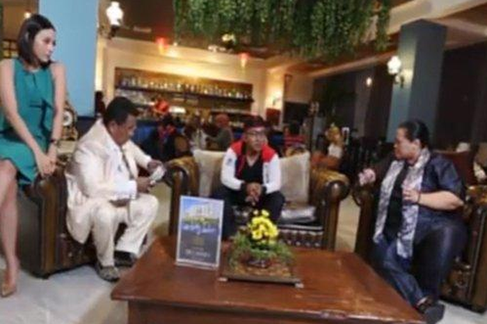 Teddy dan Mbak You akhirnya dipertemukan.    Artikel ini telah tayang di Tribunjakarta.com dengan judul Dituding Punya Ilmu Hitam, Teddy Tatap Tajam Mbak You saat Bertemu Langsung: Gak Usah Sudutkan Orang, https://jakarta.tribunnews.com/2020/01/28/dituding-punya-ilmu-hitam-teddy-tatap-tajam-mbak-you