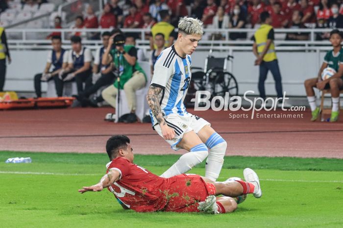 Bek sekaligus kapten Timnas Indonesia Asnawi Mangkualam  merebut bola yang dikuasai sayap  Argentina Alejandro Garnacho di Stadion Utama GBK, Senayan, Jakarta, Senin (19/6/2023) malam.