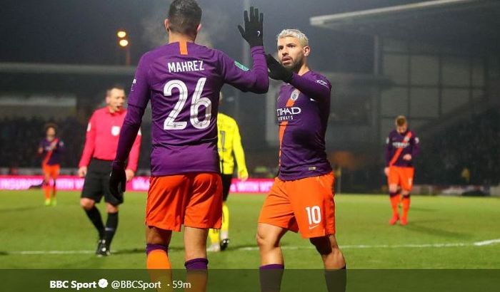 Sergio Aguero (kanan) mencetak gol Manchester City ke gawang Burton Albion, 23 Januari 2019.