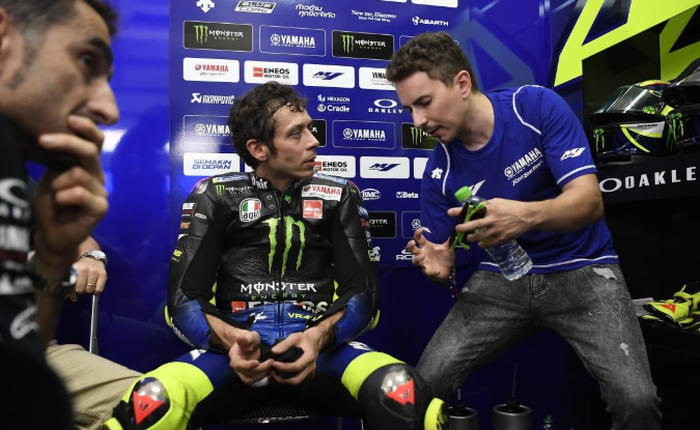 Pembalap Monster Energy Yamaha, Valentino Rossi (kiri), mendengarkan saran dari Jorge Lorenzo saat tes pramusim MotoGP 2020 di Sirkuit Sepang, Malaysia, 8 Februari 2020.