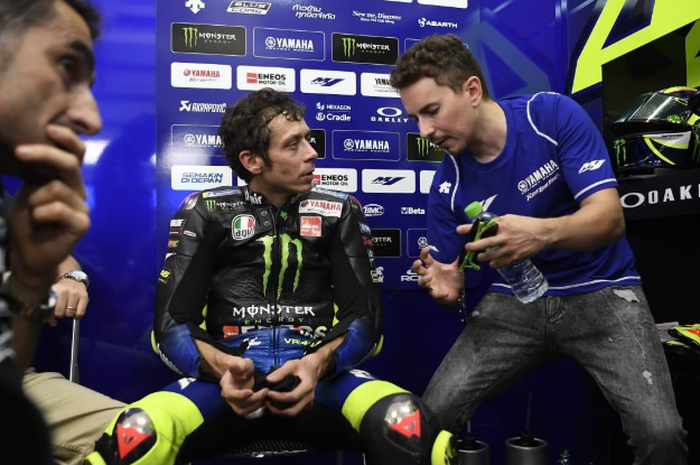 Pembalap Monster Energy Yamaha, Valentino Rossi (kiri), mendengarkan saran dari Jorge Lorenzo saat tes pramusim MotoGP 2020 di Sirkuit Sepang, Malaysia, 8 Februari 2020.