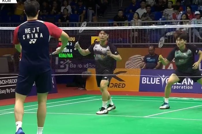 Ganda putra Korea Selatan, Kim Won-ho/Na Sung-seung melawan wakil China, He Ji Ting/Zhou Hao Dong di final Kejuaraan Beregu Campuran Asia 2023, di Dubai Exhibition Centre, Dubai, Uni Emirat Arab, Minggu (19/2/2023).