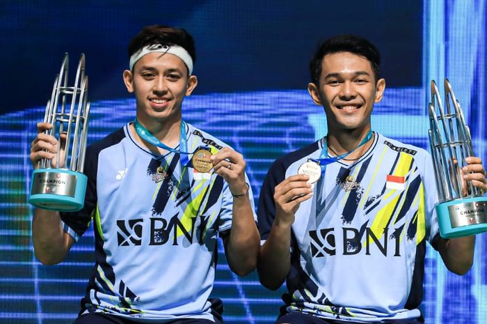 Pasangan ganda putra Indonesia, Fajar Alfian/Muhammad Rian Ardianto, berpose di podium juara Malaysia Open 2023 di Axiata Arena, Kuala Lumpur, Minggu, 15 Januari 2023