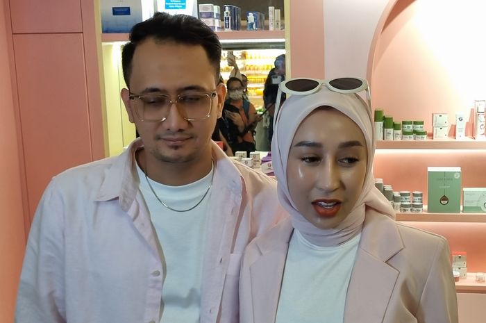 Reza Gladys dan Attaubah Mufid saat ditemui di kawasan Grogol Petamburan, Jakarta Barat, Jumat (8/8/2025). 