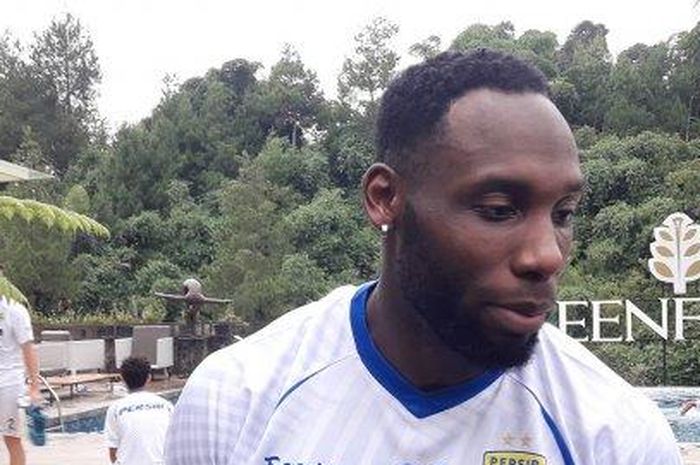 Striker Persib, Geoffrey Castillion, menjawab pertanyaan wartawan. 