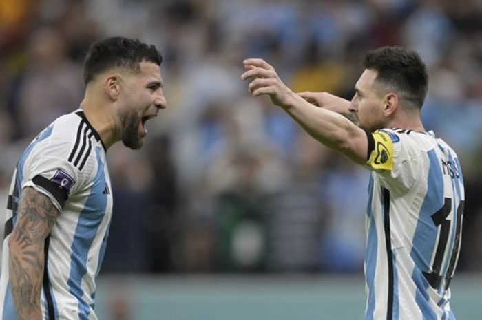 Nicolas Otamendi (kiri) sebelumnya pensiun dari timnas Argentina meski seumuran dengan Lionel Messi.