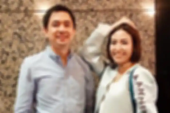 Ayu Dewi dan suaminya Regi Datau