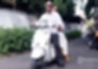 Ketangkep Basah Ahmad Dhani Naik Yamaha NMAX dan Vespa Sprint, Kemana Ya Bawa Cewek Cantik