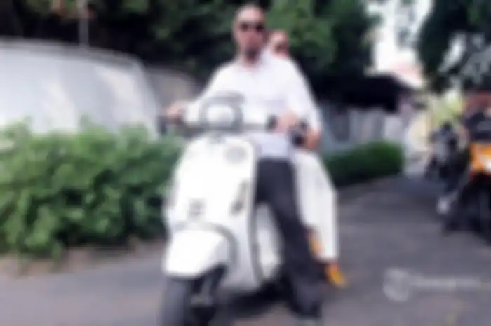 Ahmad Dhani menunggangi Vespa Sprint