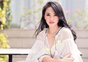 Yuk Intip Gaya Monokrom ala Ririn Ekawati, Pas Buat Gaya Sehari-Hari!