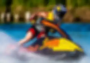Yang Lain Pada Tes MotoGP, Pembalap Ducati Ini Malah Asyik Ngegas Jet Ski