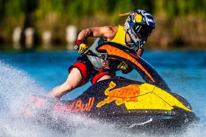 Bukannya ikutan tes MotoGP di sirkuit Misano, San Marino, Andrea Dovizioso malah asyik bermain Jet Ski.