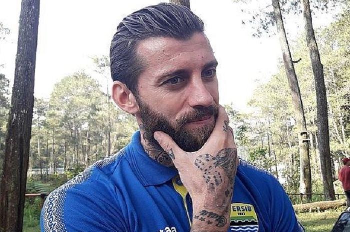 Bek tengah Persib Bandung Bojan Malisic menatap kemenangan kontra Bali United di Stadion Si Jalak Harupat, Soreang, Kabupaten Bandung.