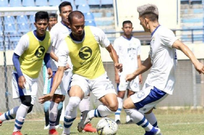 Supardi Nasir dkk berlatih di Stadion Si Jalak Harupat, Soreang, Kabupaten Bandung.