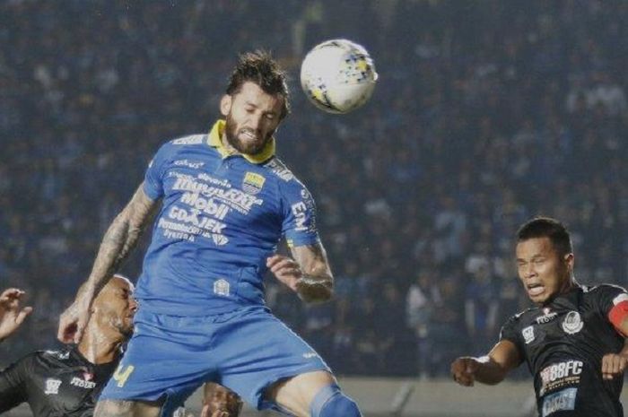 Bek Persib Bandung Bojan Malisic menyundul bola dalam duel Liga 1 2019 kontra PS Tira-Persikabo di Stadion Si Jalak Harupat, Kabupaten Bandung, Selasa (18/6/2019) malam WIB.