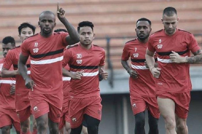 Andik Vermansah (tengah) dkk berlatih dalam persiapan Madura United menghadapi PS Tira-Persikabo.