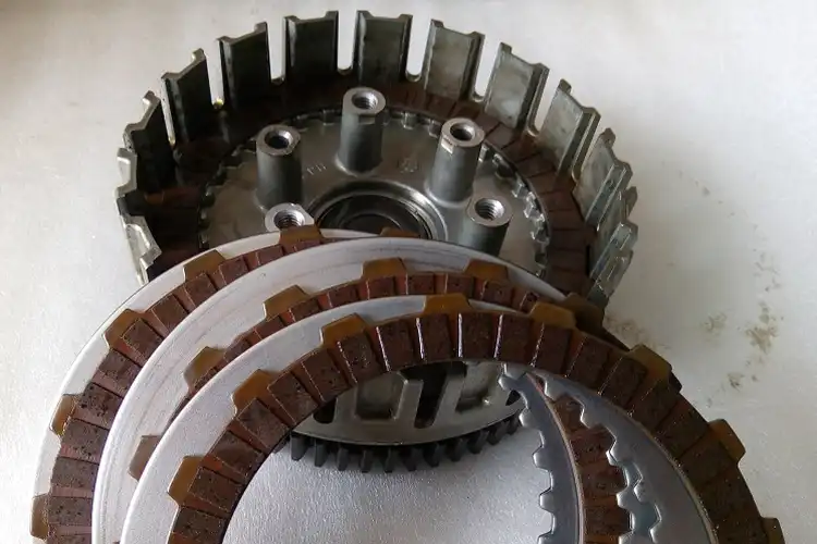 Agar Motor Tidak Selip, Nih Cara Pasang Kampas Kopling Yang Benar 