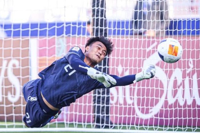 Kiper timnas U-23 Indonesia, Ernando Ari, menepis tendangan penalti pemain Australia