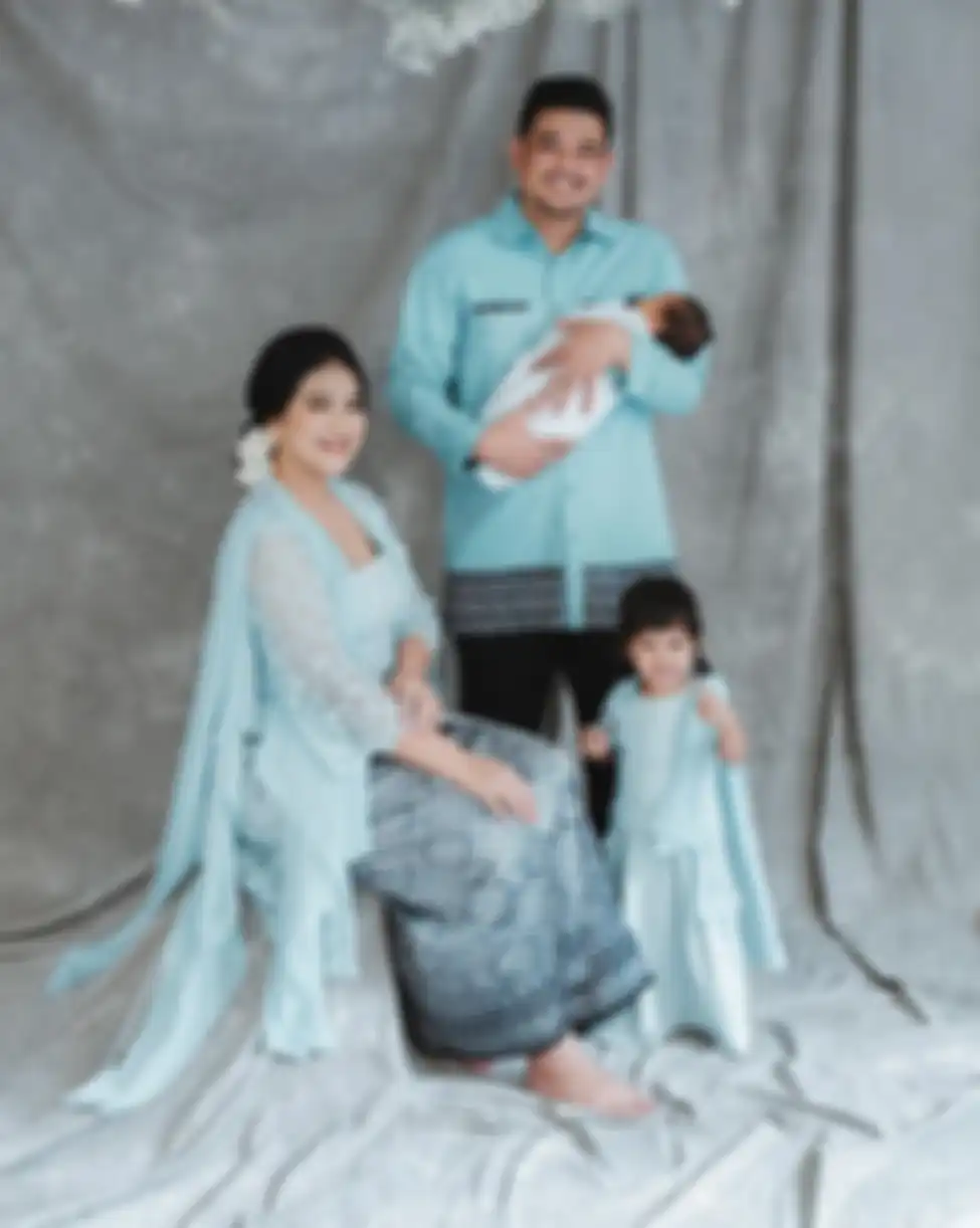 Tampilan Kahiyang Ayu bersama keluarga