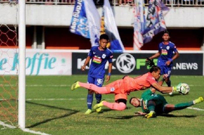 Kiper PSIS Semarang Jandia Eka Putra menangkap bola sepakan pemain PSS Sleman dalam Liga 1 2019 di Stadion Maguwoharjo, Sleman, DI Yogyakarta, Rabu (17/7/2019).  