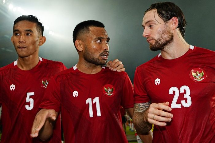 Saddil Ramdani berbincang dengan Marc Klok usai Timnas Indonesia menjamu Bangladesh dalam FIFA Matchday di Stadion Si Jalak Harupat, Bandung, 1 Juni 2022.