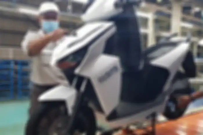 Ilustrasi proses perakitan motor listrik Gesits.